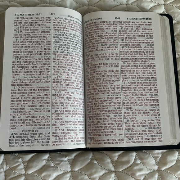 Zondervan Giant Print Personal Size Reference Bible Christ’s Words in Red - Picture 7 of 12